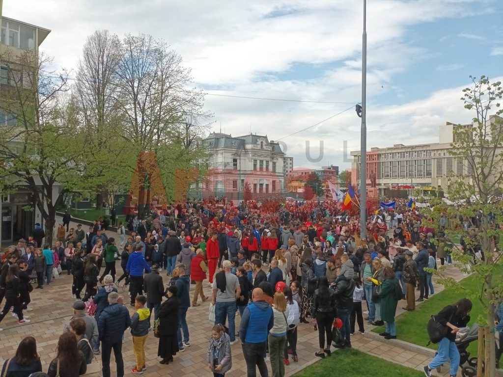 Simfonia Lalelelor s-a deschis oficial în Piața Primăriei Pitești