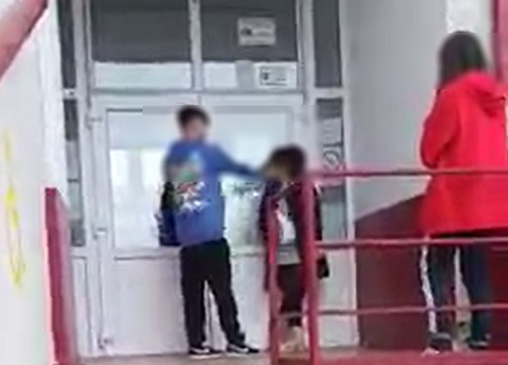 Video în Argeş: Elevă lovită de un băiat la intrarea în şcoală. Gestul dement, la 