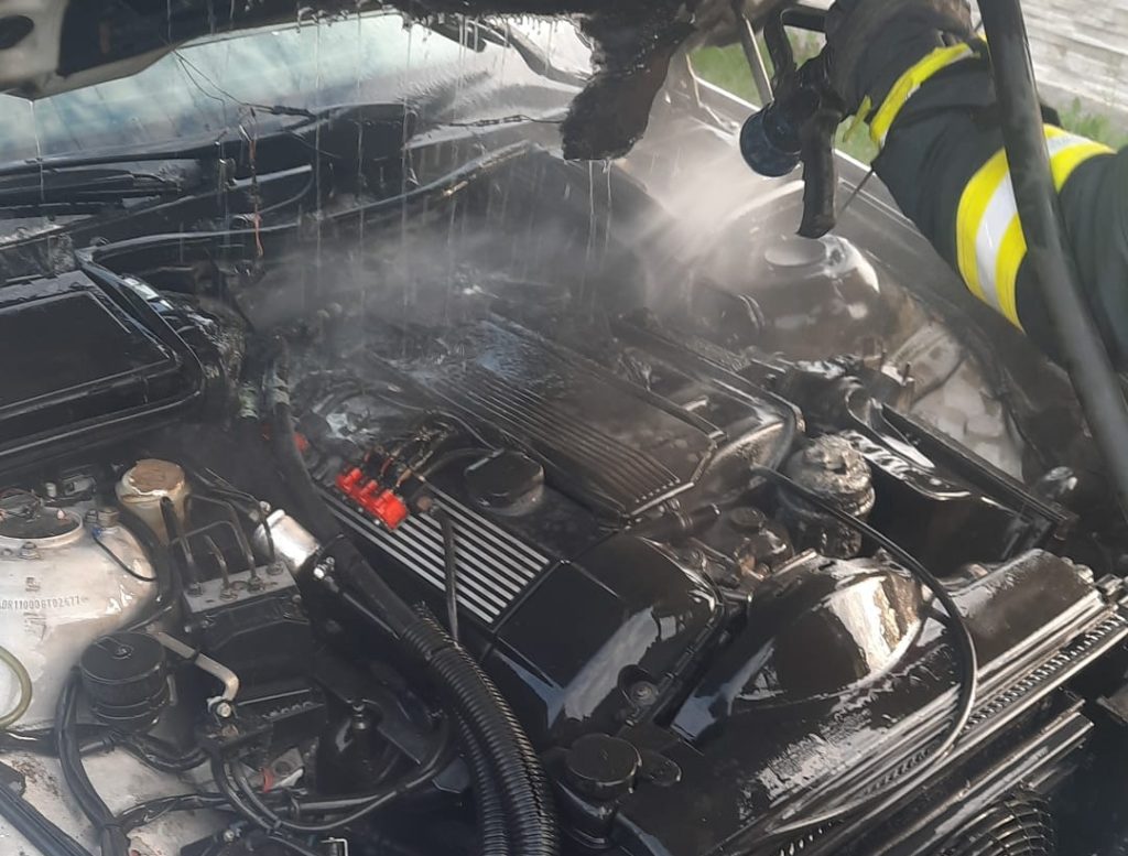 Un autoturism cu instalație GPL a luat foc în comuna Bradu