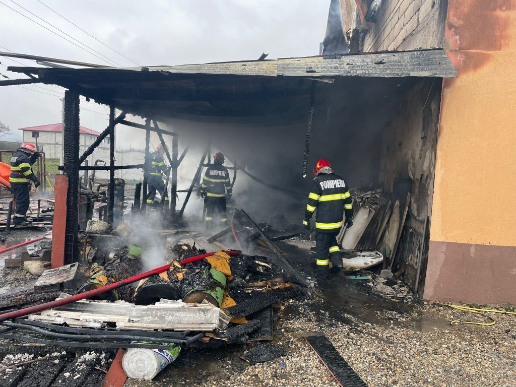 Incendiu într-o gospodărie din Argeş. Pompierii au evitat producerea unui dezastru