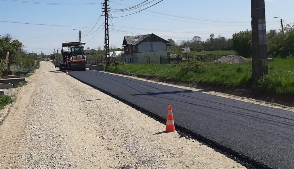 A început asfaltarea drumului județean 703B, Lunca Corbului - Costești
