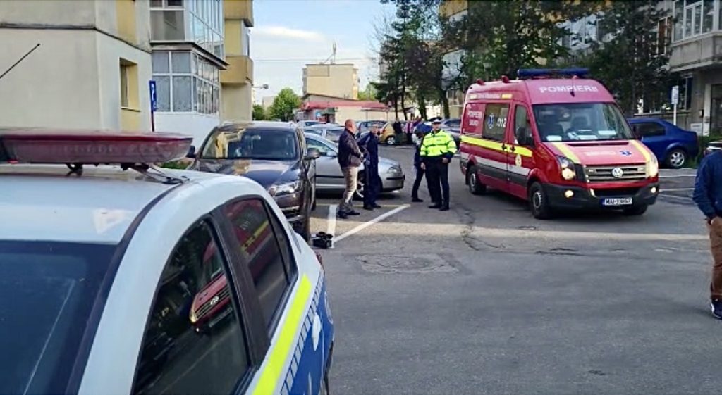 O femeie a murit după ce a căzut de la etajul 3 peste o mașină în Pitești