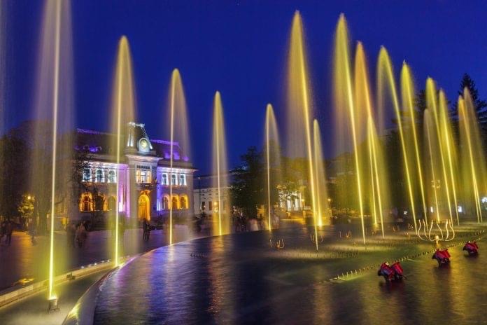 Spectacol de sunet și lumini în Piața Primăriei Pitești