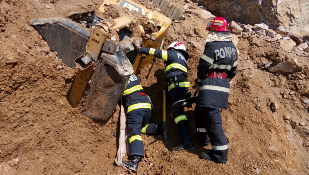 Incident grav în Argeș. Muncitori prinși sub un mal de pământ