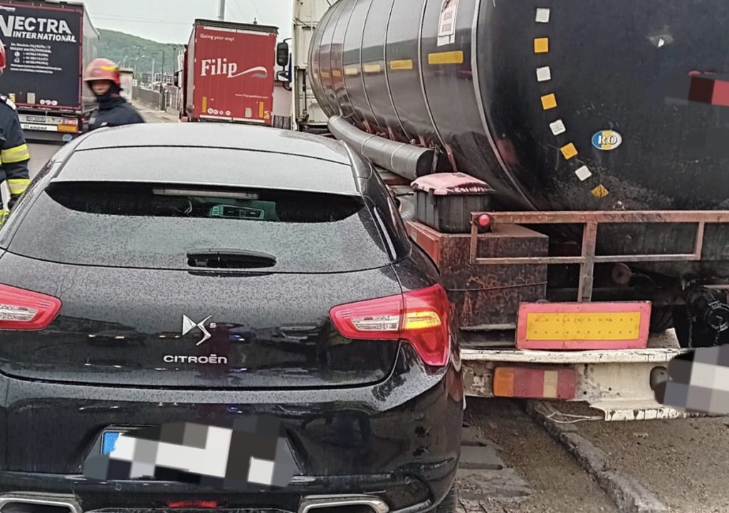 Accident între un autoturism, un tir și o autocisternă în Argeș