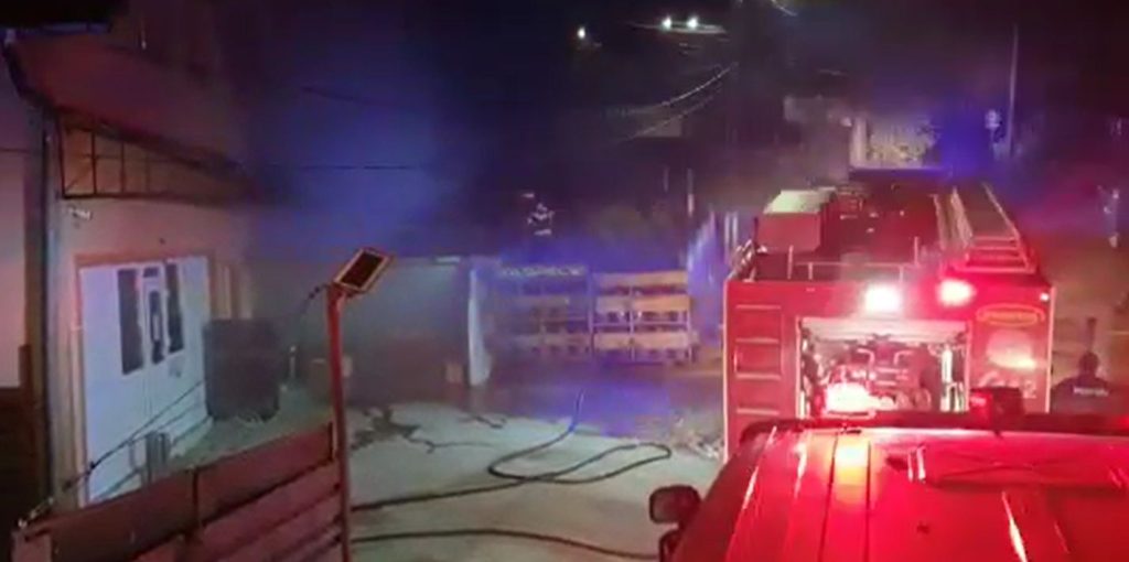 Incendiu puternic într-o gospodărie din Argeș. Pompierii s-au luptat cu flăcările vreme de două ore