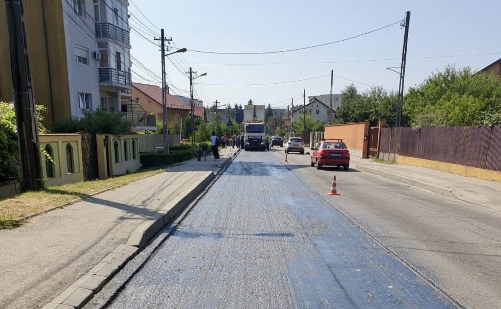 Lucrări de asfaltare pe o stradă din Pitești
