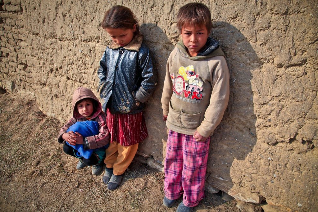 Mii de părinți din Argeș nu și-ar putea crește copiii fără ajutorul statului