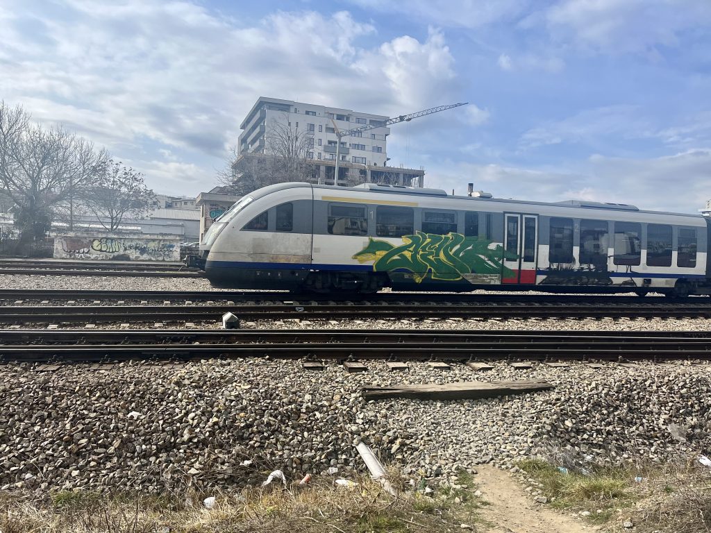 Viteza trenurilor de călători pe ruta Pitești – București va crește la 100 km/h