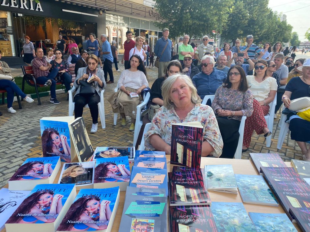 A doua zi a festivalului FILSTREET la Pitești. Se cumpără cărți cu sutele!