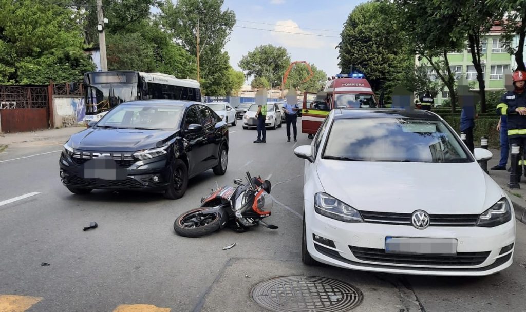 Accident între două autoturisme și o motocicletă în Pitești