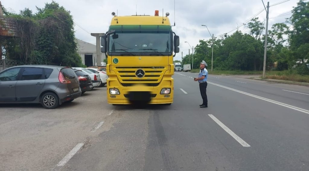 Zeci de șoferi amendați pe strada Depozitelor din Pitești