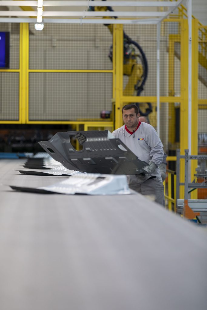 Uzina Dacia Mioveni acordă primă de 450 de lei angajaților în luna septembrie