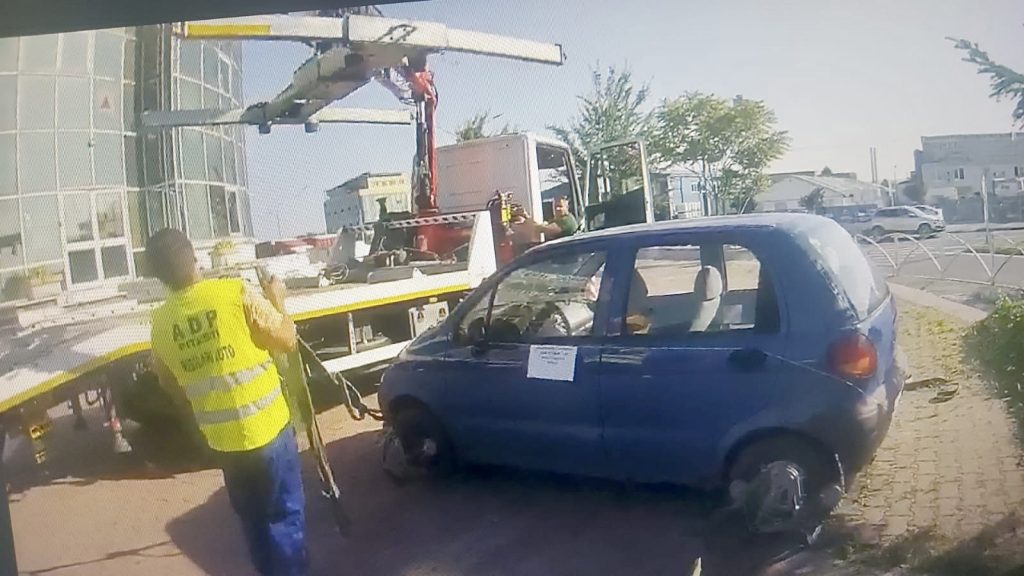 Poliția Locală Pitești: Două mașini abandonate, ridicate de pe domeniul public