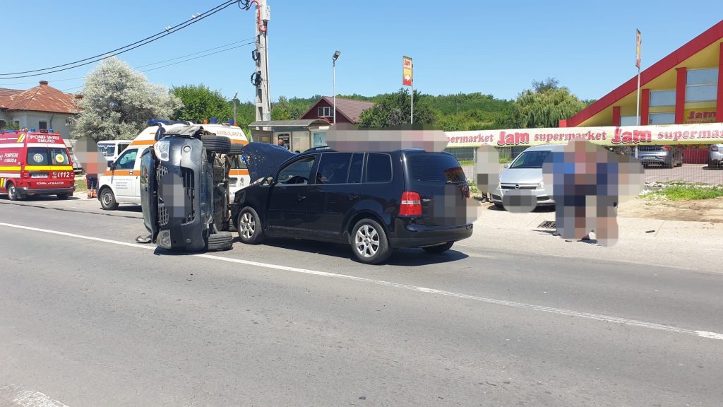 Mașină răsturnată la Topoloveni, victimă cu atac de panică