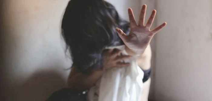 Argeș: Fată de 15 ani, violată de un bărbat pe care l-a cunoscut pe internet