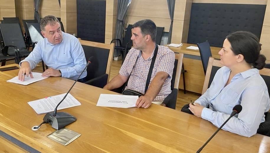 Primarul Cristian Gentea a semnat. 3 școli din Pitești vor avea terenuri de sport multifuncționale