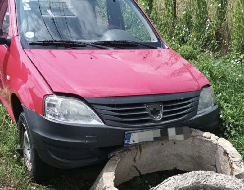 Argeș: O mașină a intrat într-un cap de pod