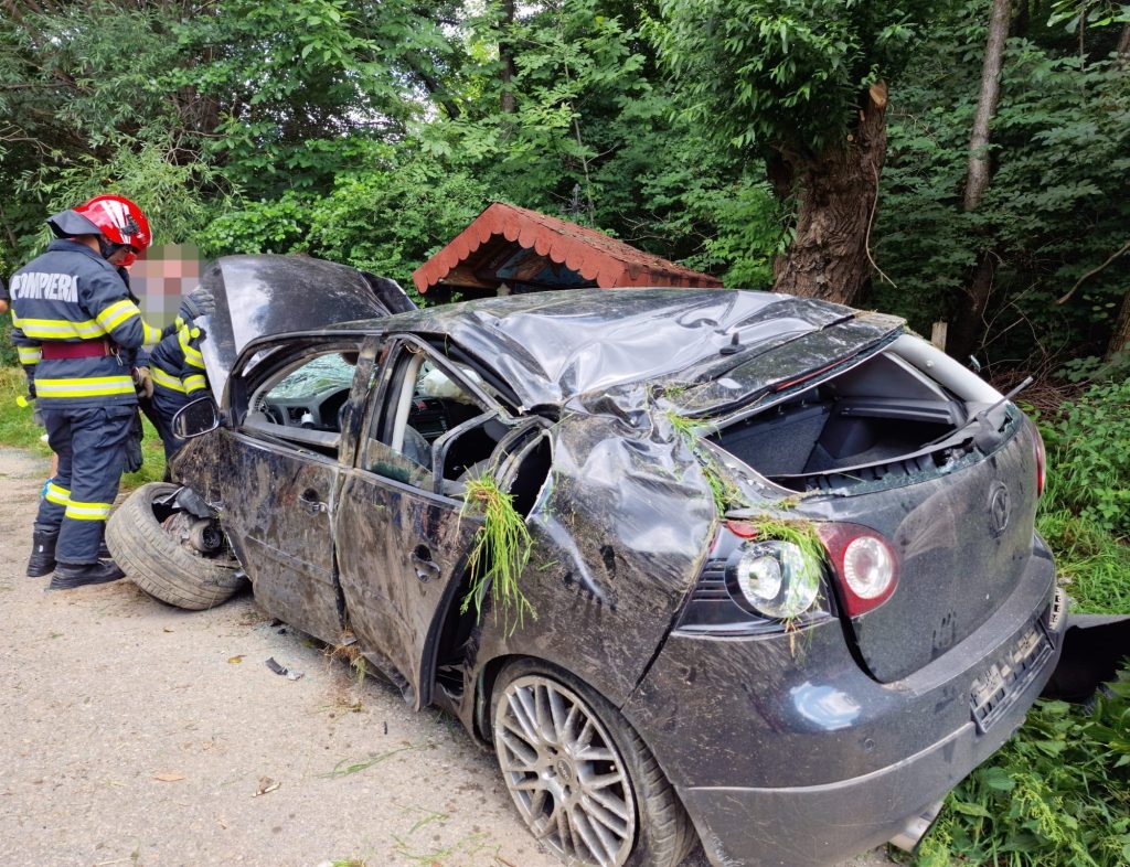 Mașină distrusă în accident la Hârtiești