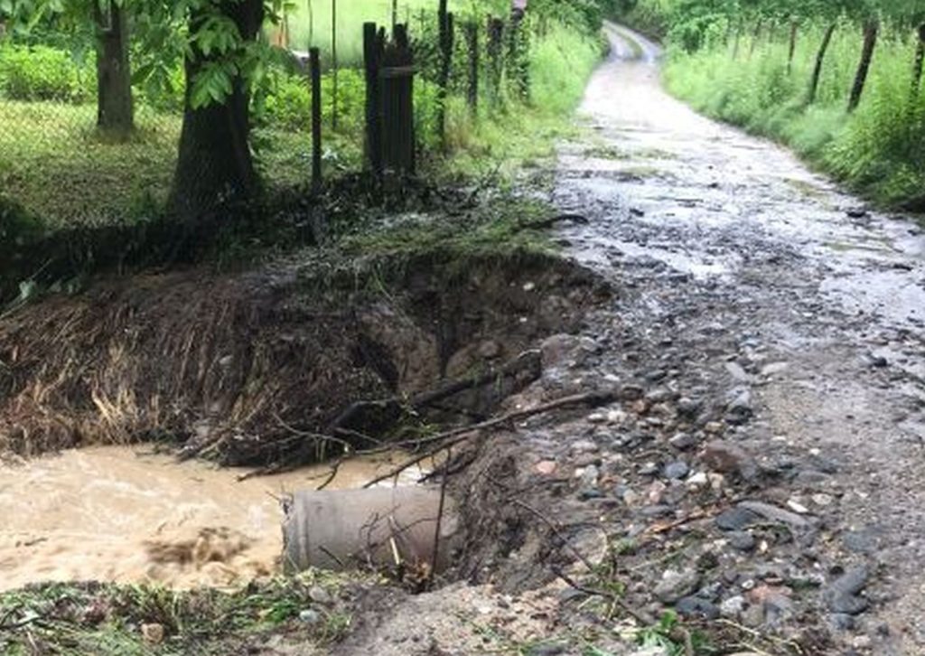 Ploile au distrus zeci de drumuri la Cepari