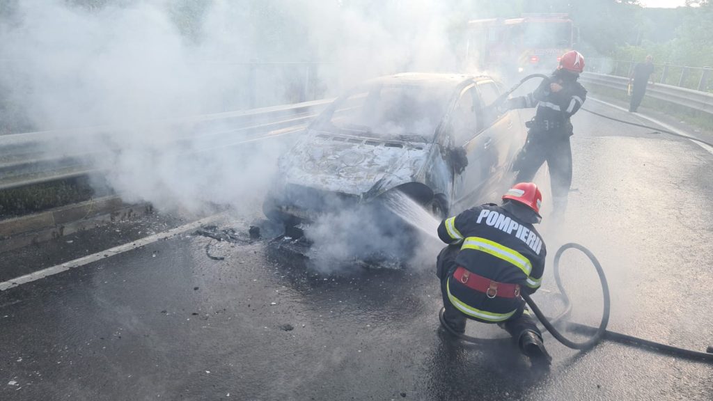 Mașină distrusă de flăcări la Podul Viilor