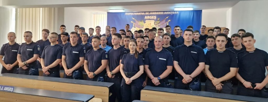 56 de elevi jandarmi în practică la Jandarmeria Argeș