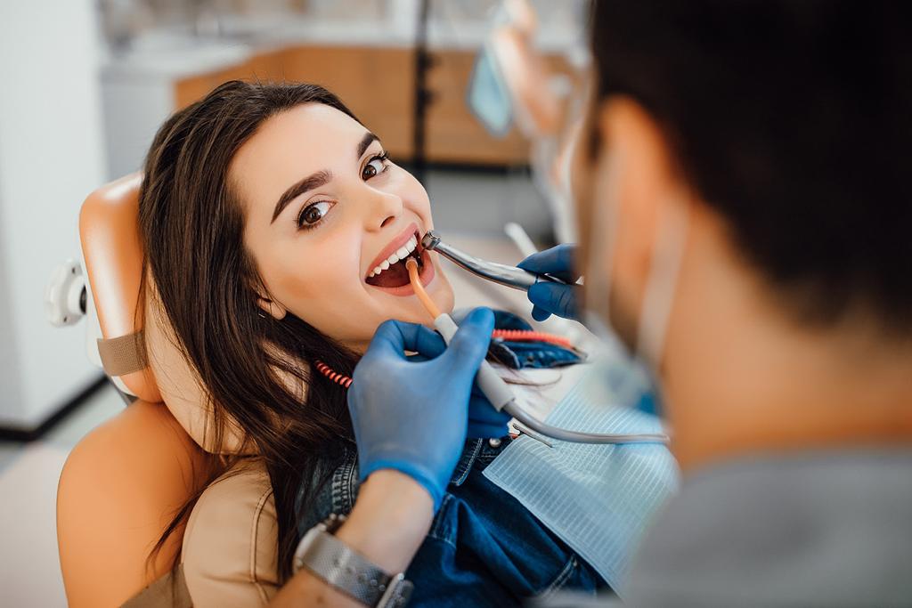 Estetică dentară avansată în Pitești: Cum vă poate transforma zâmbetul clinica dentară specializată Dental Prime