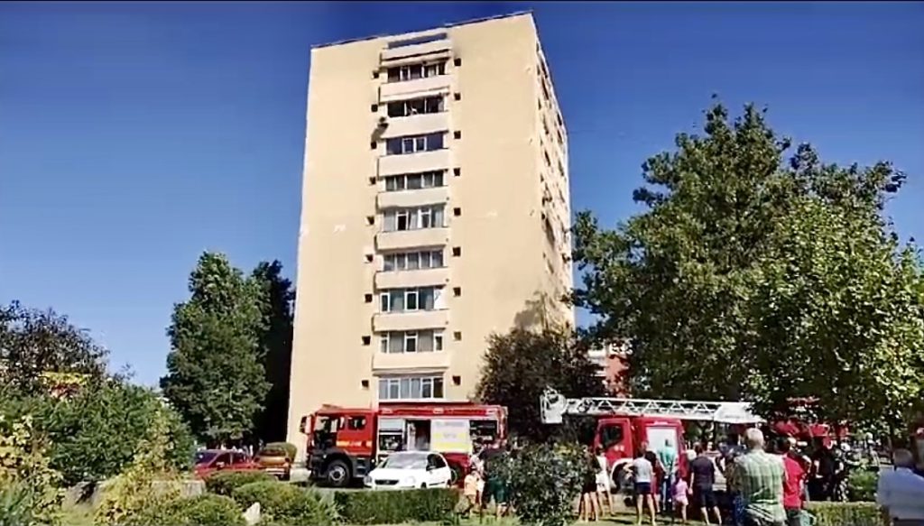 Video: Incendiu la un apartament din Pitești. Zeci de persoane evacuate