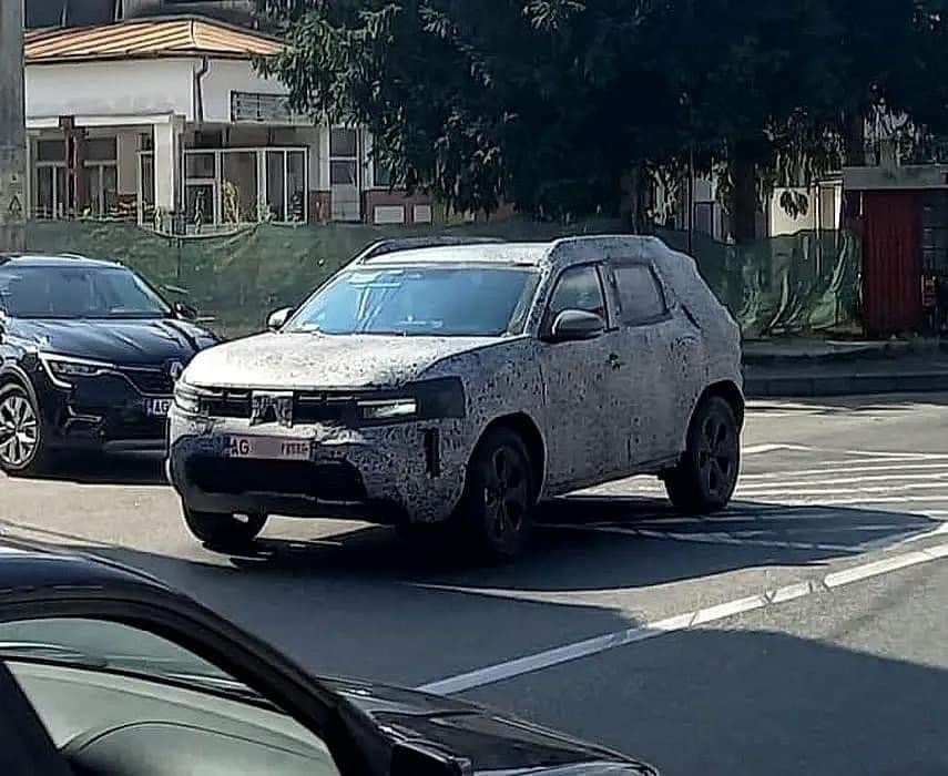 Dacia Duster 2024, surprinsă în teste pe străzile din Câmpulung