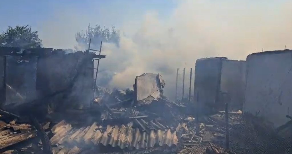 Un incendiu puternic a distrus mai multe locuinţe la Vedea