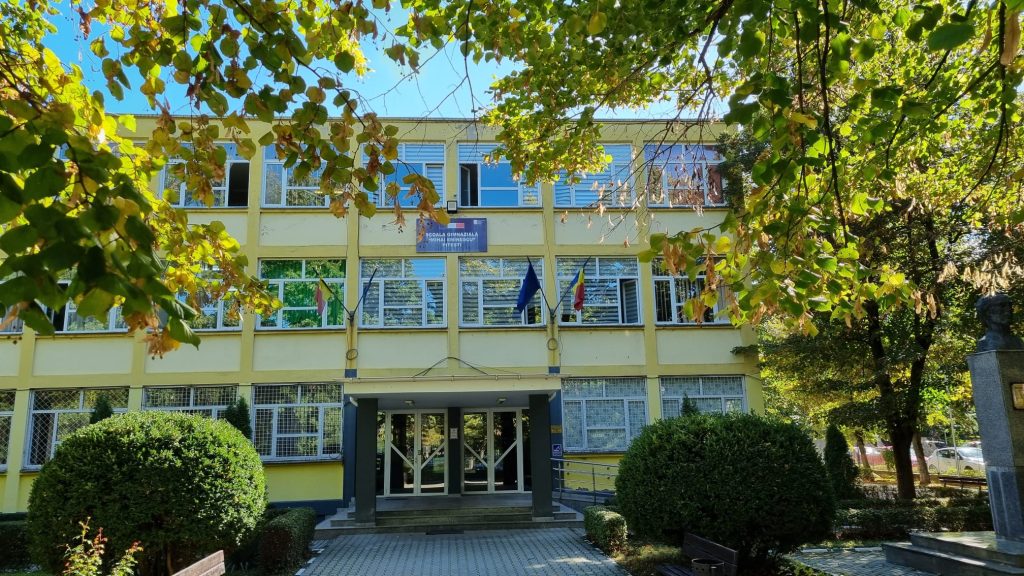 Școala “Mihai Eminescu” din Pitești angajează