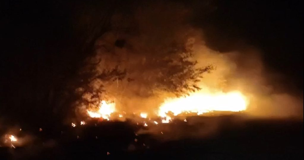 Incendiu puternic într-o localitate din Argeș. Au dat foc și au plecat