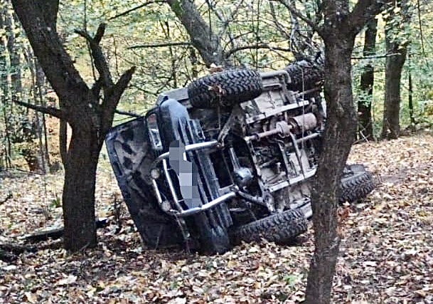 Un tânăr de 27 ani și-a pierdut viața după ce s-a răsturnat cu mașina într-o pădure din Argeș