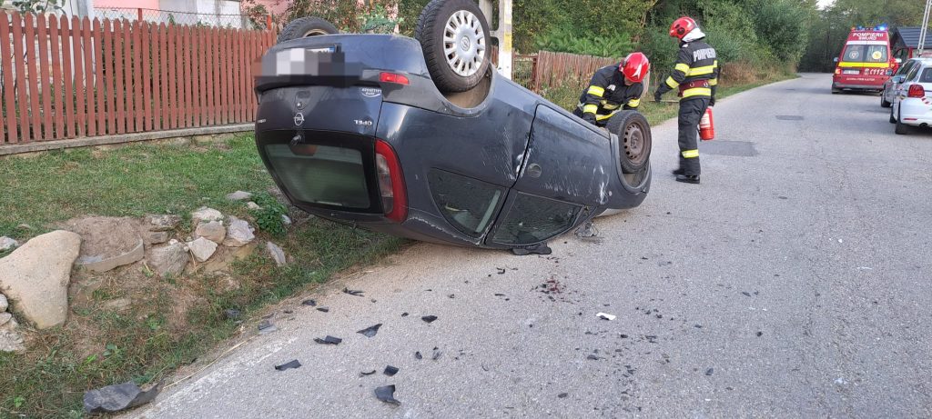 Mașină răsturnată la prima oră a dimineții în Argeș