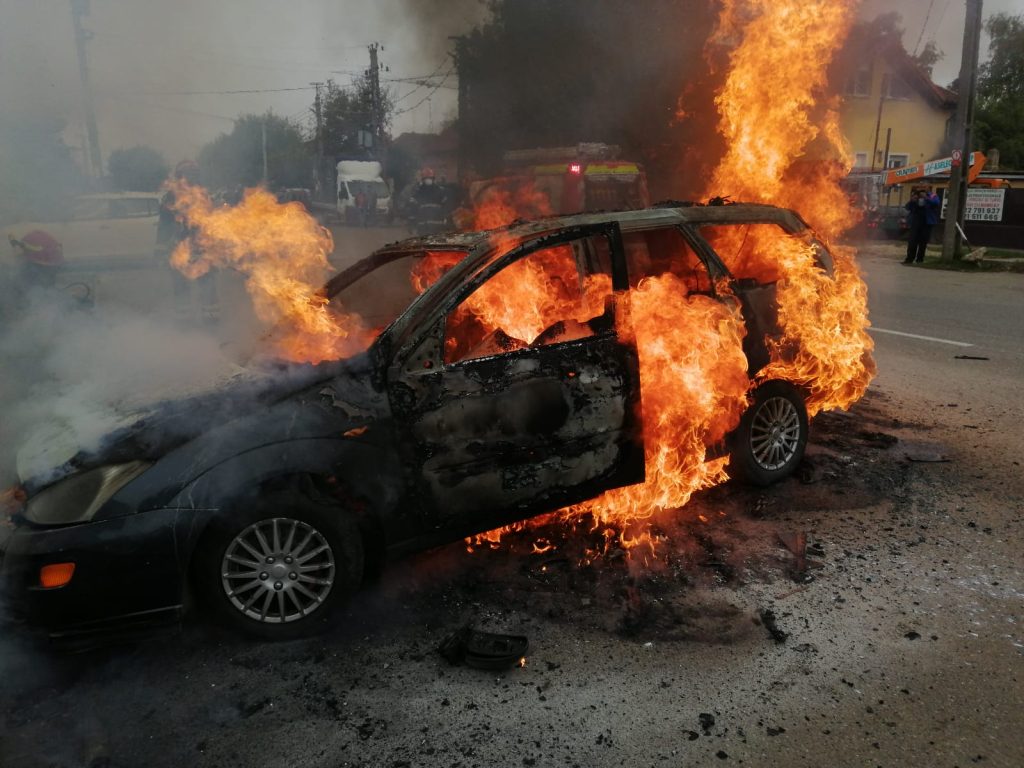 Mașină în flăcări într-o comună din Argeș
