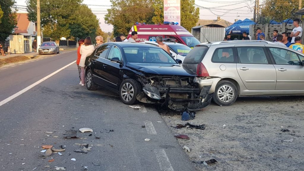 Accident cu trei autoturisme la intrarea în Pitești