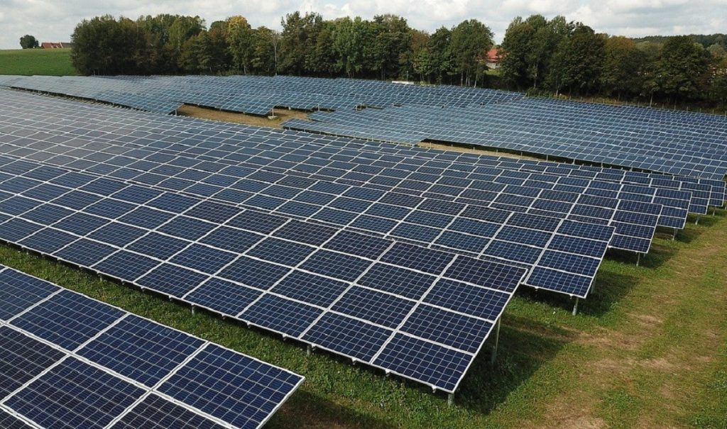 Se face o nouă centrală fotovoltaică într-o localitate din Argeș
