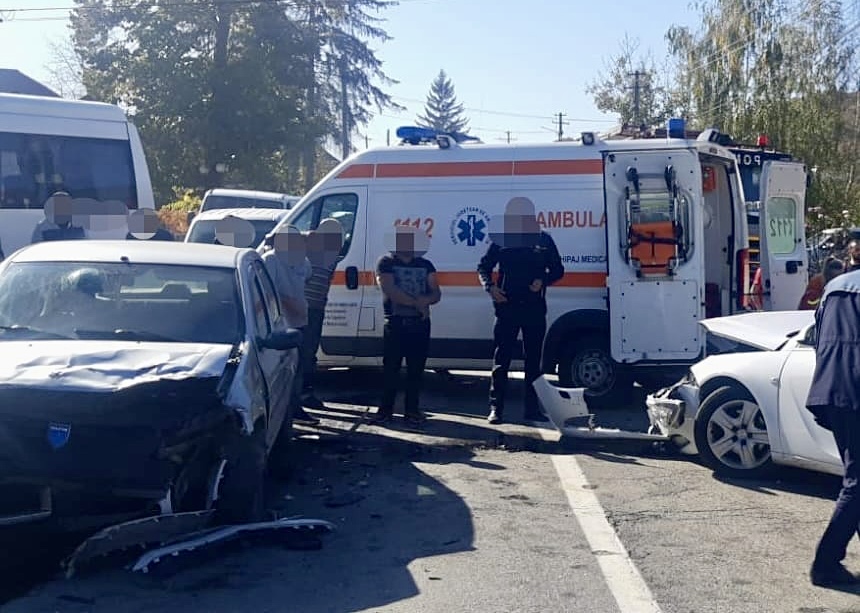 Trei autoturisme implicate într-un accident la Drăganu
