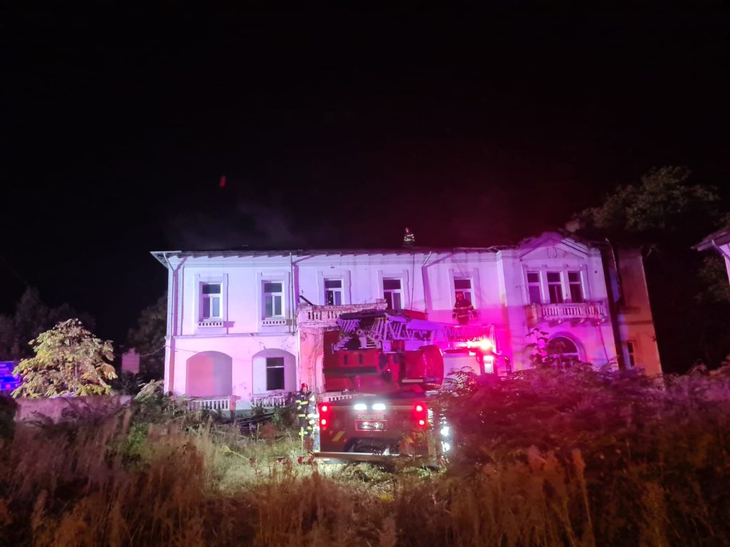 Un fost spital a ars în Pitești, noaptea trecută!