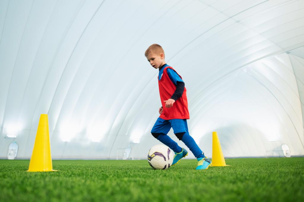 Copilul tău este pasionat de fotbal? Iată ce echipamente sunt utile