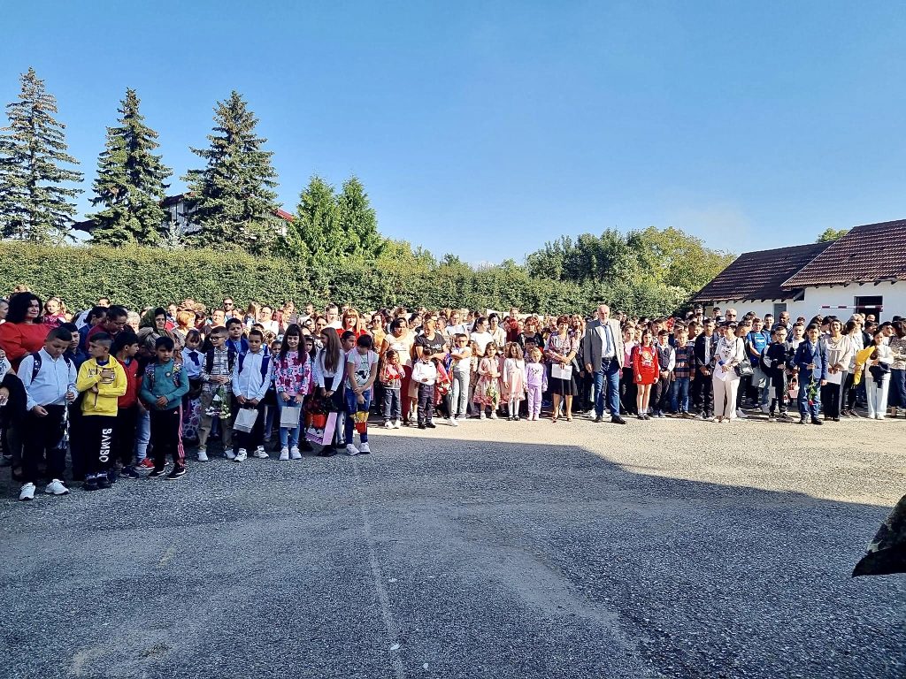 6 școli din Argeș primesc două milioane de lei pentru masa elevilor