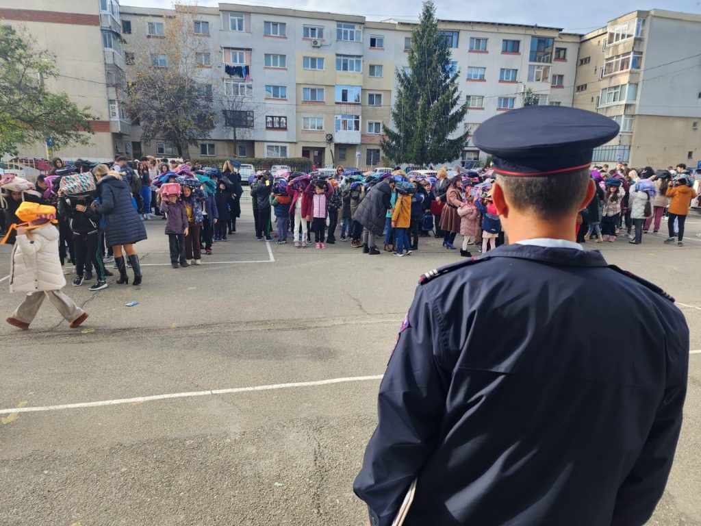 Elevi evacuați la o școală din Pitești