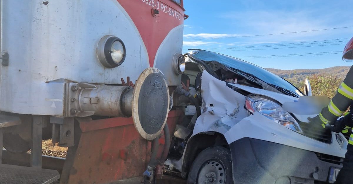Accident grav pe calea ferată în Argeș. Coliziune între un furgon de curierat și un tren de călători.