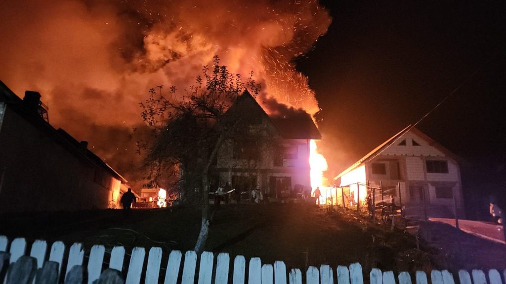 O casă a luat foc în Argeș. Imagini de la fața locului