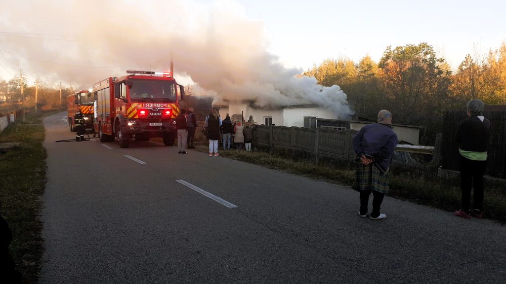 Incendiu la Băbana. Mai mulți localnici și un fost pompier au intervenit până la sosirea salvatorilor ISU
