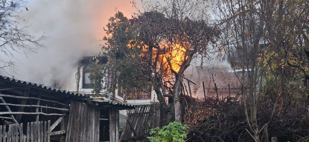 Argeș. Doi vârstnici salvați din incendiu de vecini