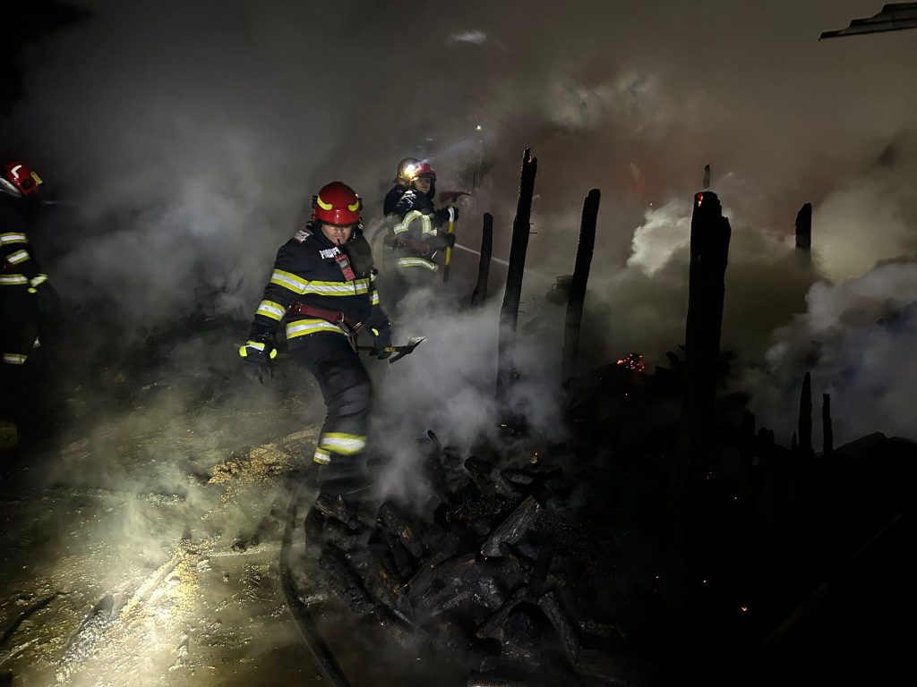 Misiune grea a pompierilor din Mioveni, în toiul nopții