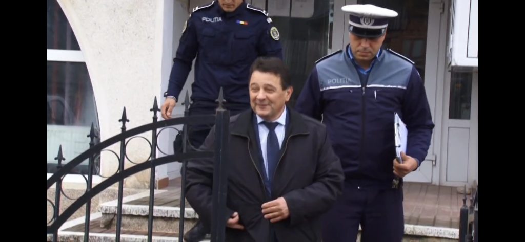 Video: Primar din Argeș, condamnat definitiv, condus de polițiști la penitenciar