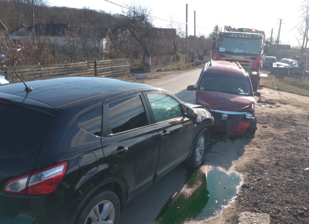 Accident anunțat prin eCall cu 3 mașini implicate în Argeș