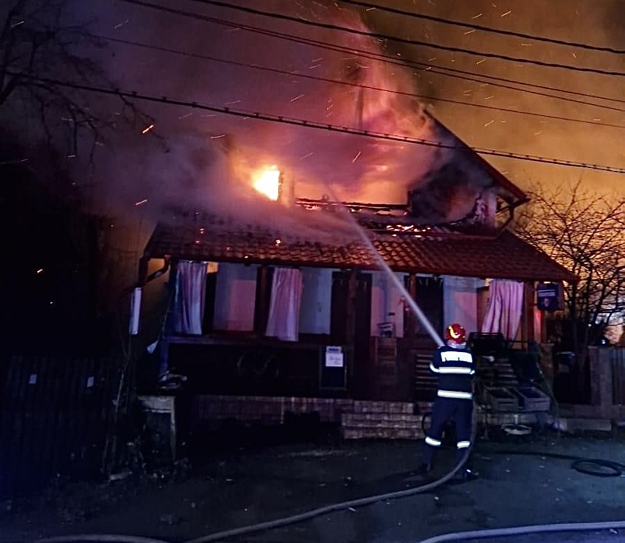 Incendiu puternic la o pensiune cu magazin din Argeș